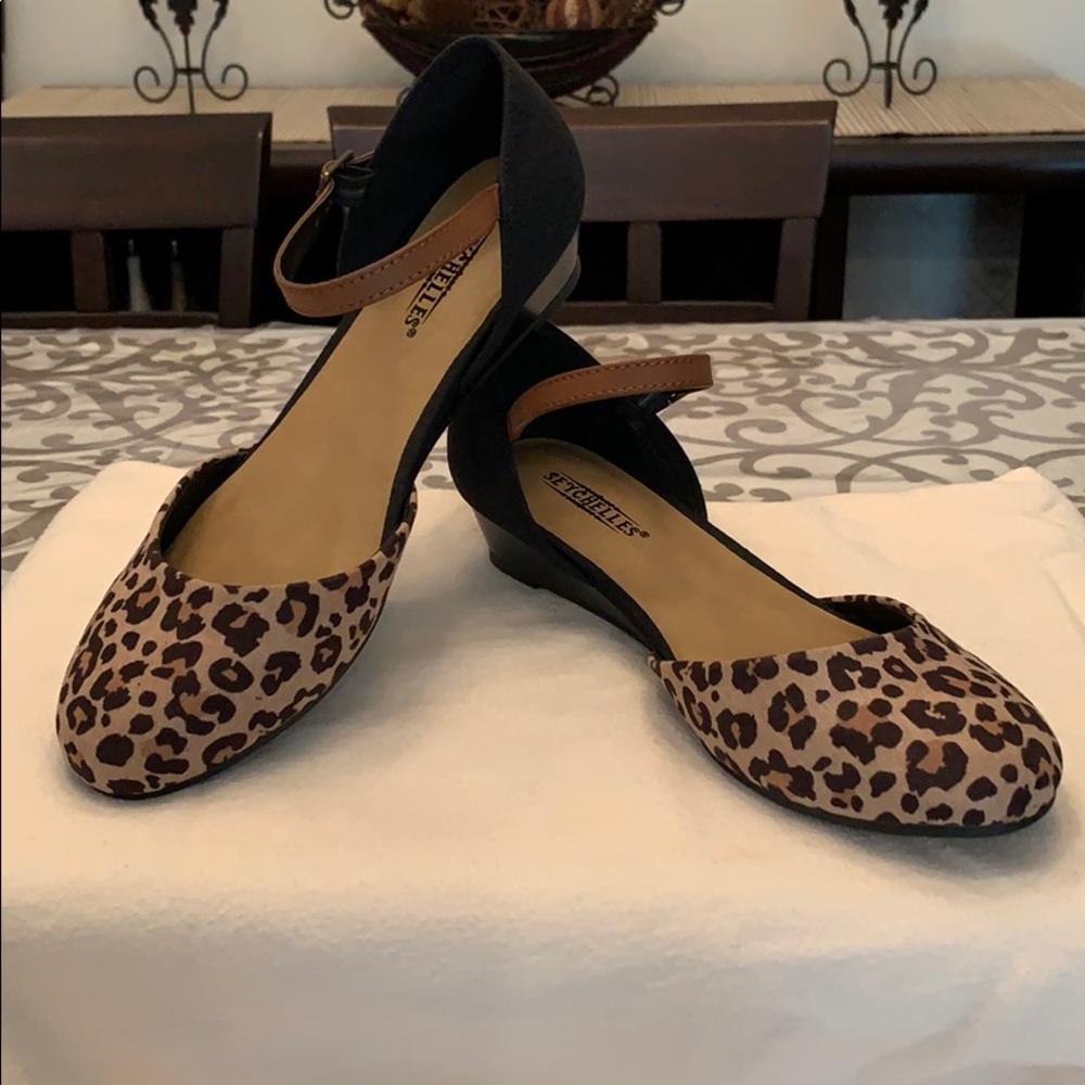 Leopard print low wedge shoe